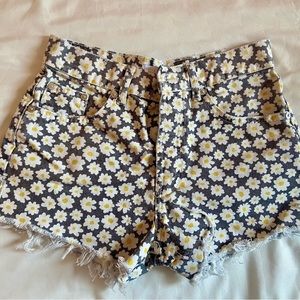 Short Zara à fleurs. Taille haute.
Floral  Daisy print high waist Denim  short